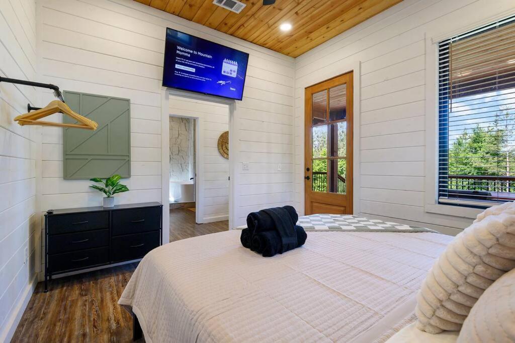 Lux Hochatown Cabin! 5 Minutes To Town-Hot Tub-Fire Pit-Game Room-Mtn Views Broken Bow Exterior photo